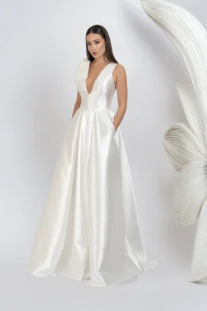 Rochie de mireasa Anais din satin cu decolteu adanc in V si fusta ampla – Emily G